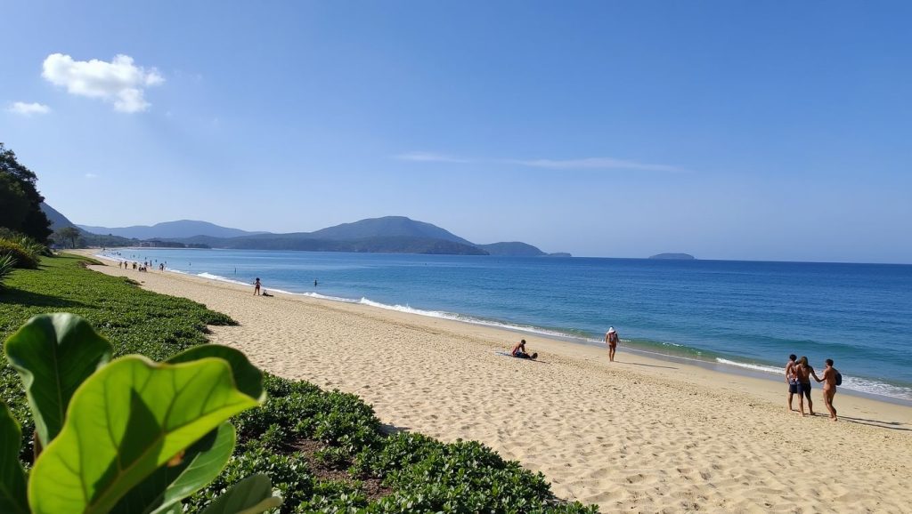 Mai Khao Beach (Norte de Phuket, Phuket, Tailandia) — foto 2