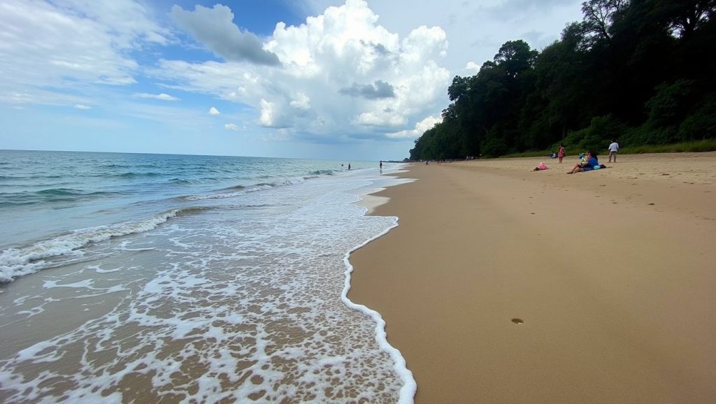 Mai Khao Beach (Norte de Phuket, Phuket, Tailandia) — foto 3