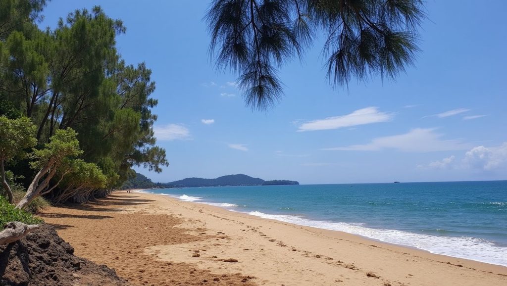 Mai Khao Beach (Norte de Phuket, Phuket, Tailandia) — foto 5