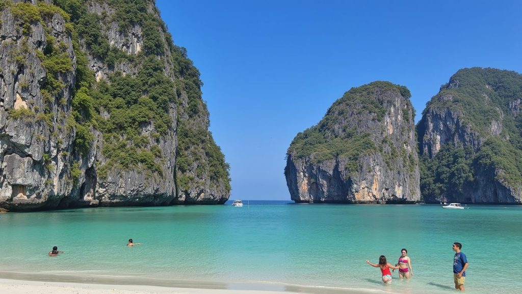 Maya Bay (Phi Phi Leh, Koh Phi Phi, Krabi, Tailandia) — foto 2