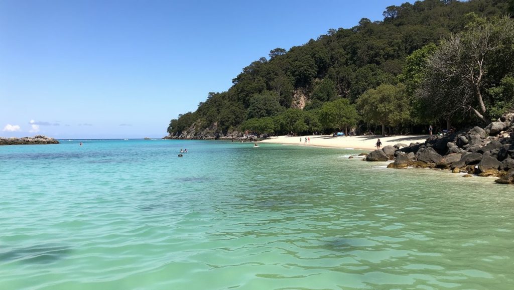 Phak Nam Beach (Norte de Phi Phi Don, Koh Phi Phi, Krabi, Tailandia) — foto 2